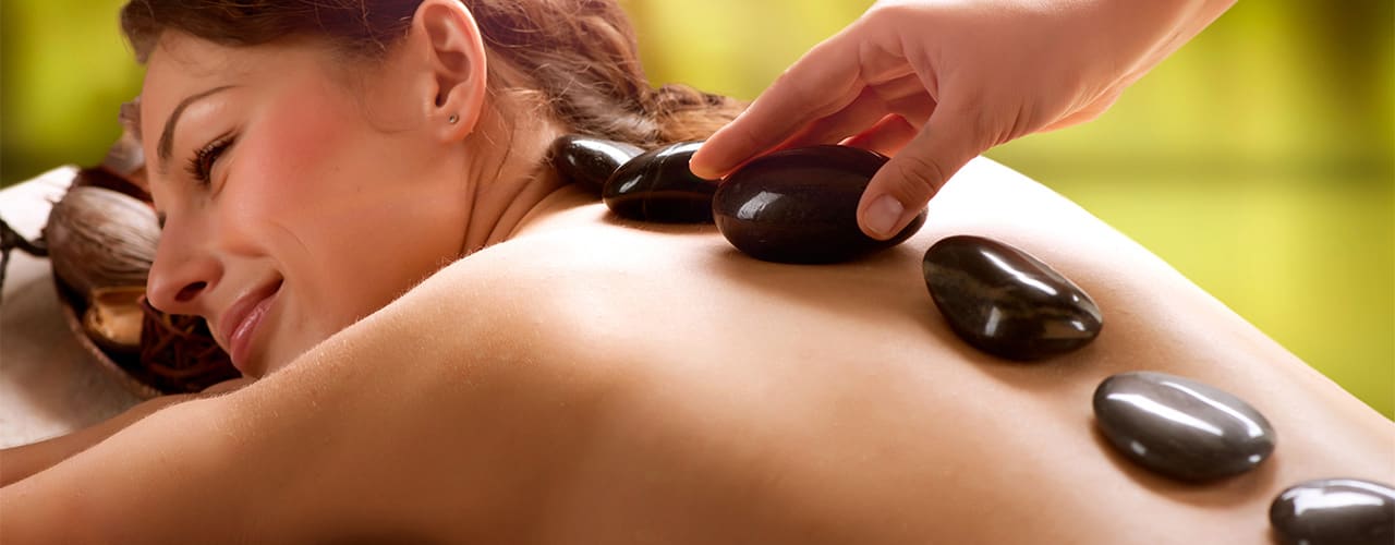 Hot Stone Massage bei Physiofit Ihre Praxis für Physiotherapie in Neudrossenfeld