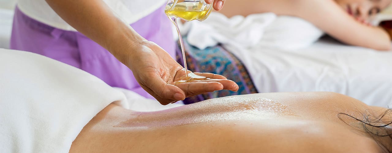 Klassische Massage mit Öl mit eigenem Fahrzeug bei Physiofit Ihre Praxis für Physiotherapie in Neudrossenfeld